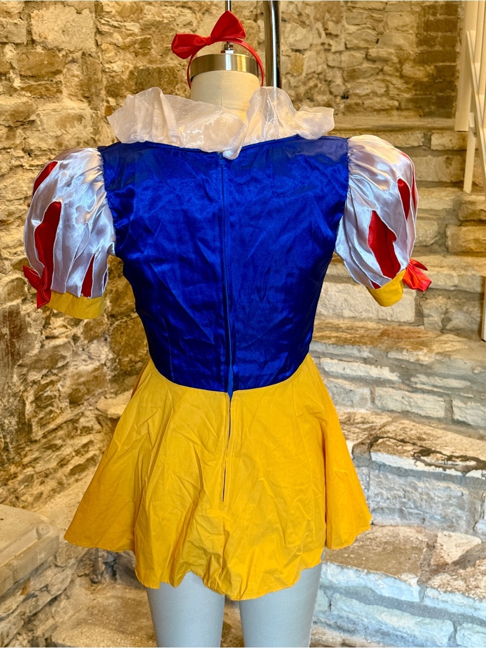 Leg Avenue Sexy Snow White Costume - Picture 2 of 4